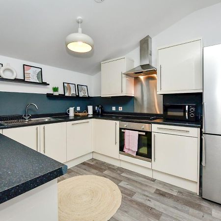 Pass The Keys Perfectly Located Stylish 2 Bed Home With Parking Newport  Eksteriør billede