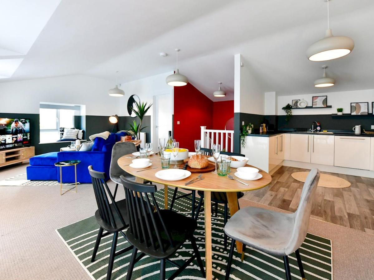 Pass The Keys Perfectly Located Stylish 2 Bed Home With Parking Newport  Eksteriør billede