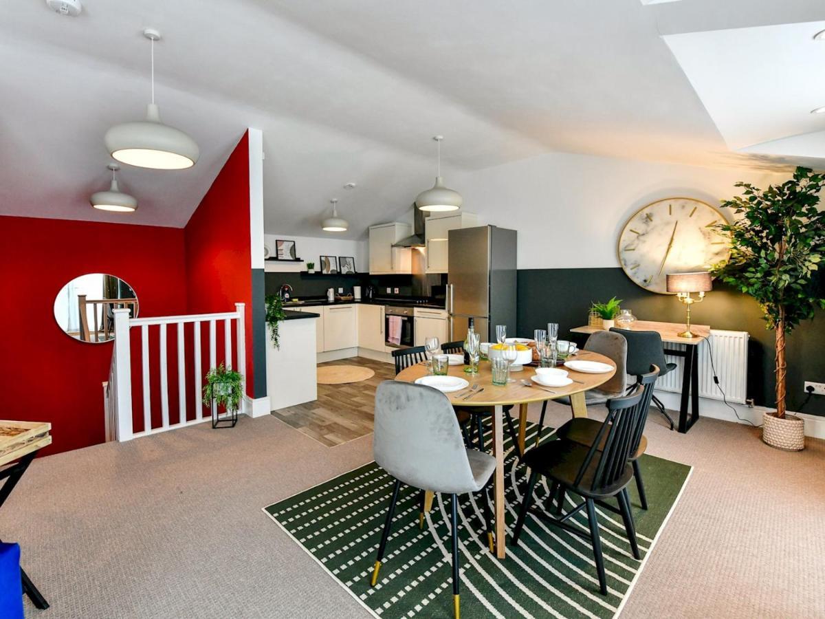 Pass The Keys Perfectly Located Stylish 2 Bed Home With Parking Newport  Eksteriør billede