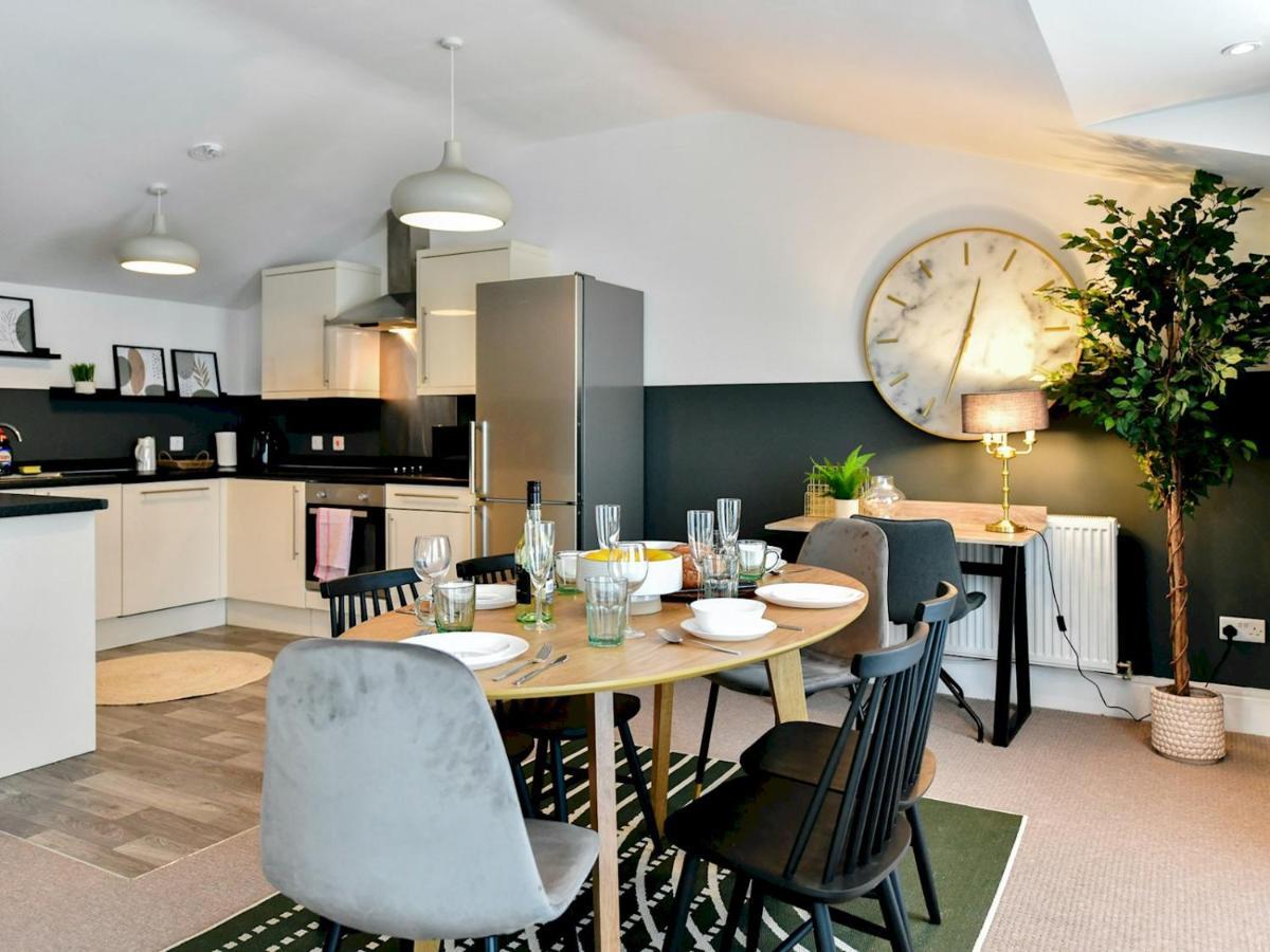 Pass The Keys Perfectly Located Stylish 2 Bed Home With Parking Newport  Eksteriør billede